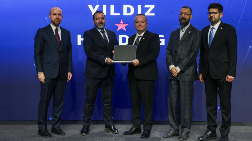 Muharrem Uzunoğlu, 2. İstanbul Dünya İslam Ekonomisi Zirvesi'nde, Holdingimize Takdim Edilen Plaketi Teslim Aldı